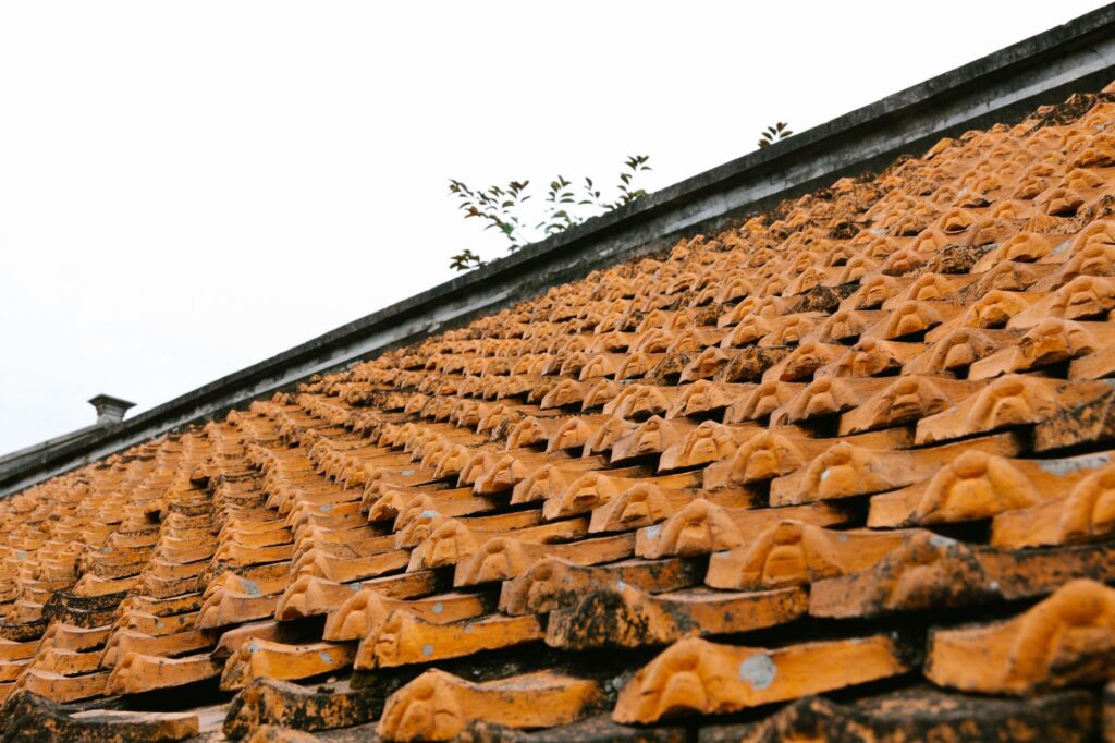 Dachówka ceramiczna czy betonowa? Jak wybrać bez zgadywania dachówka ceramiczna czy betonowa